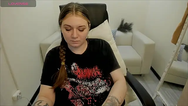 Snapshot of AlisaBacker chatting on December 2024 10:37:01 PM AlisaBacker online show from December 2024 10:37:01 PM