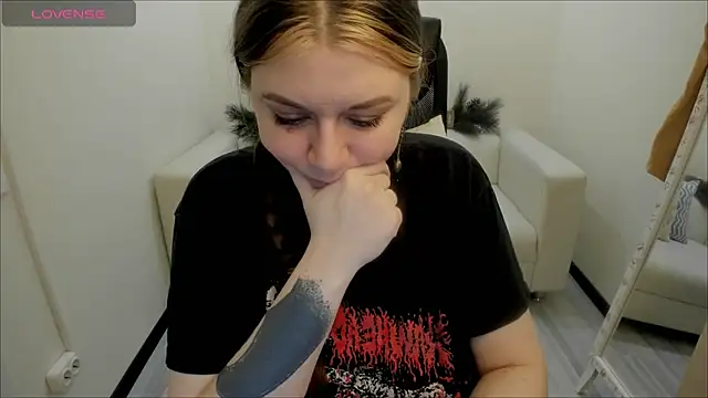 Snapshot of AlisaBacker chatting on December 2024 02:22:02 AM AlisaBacker online show from December 2024 02:22:02 AM