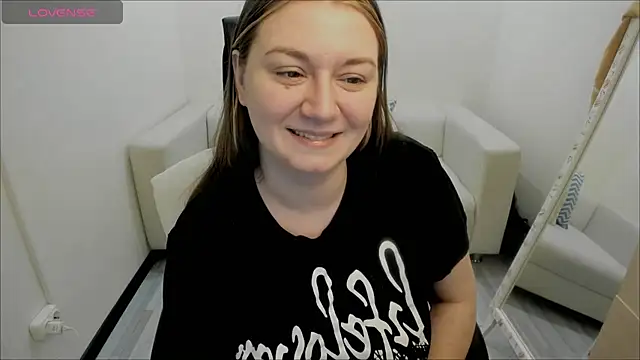 Snapshot of AlisaBacker chatting on January 2025 01:37:02 AM AlisaBacker online show from January 2025 01:37:02 AM