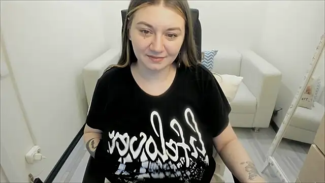 Snapshot of AlisaBacker chatting on March 2025 06:03:01 AM AlisaBacker online show from March 2025 06:03:01 AM