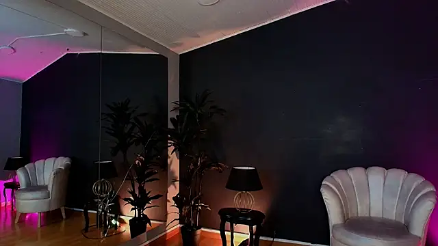 Snapshot of MyMayte chatting on November 2025 11:43:02 AM MyMayte online show from November 2025 11:43:02 AM