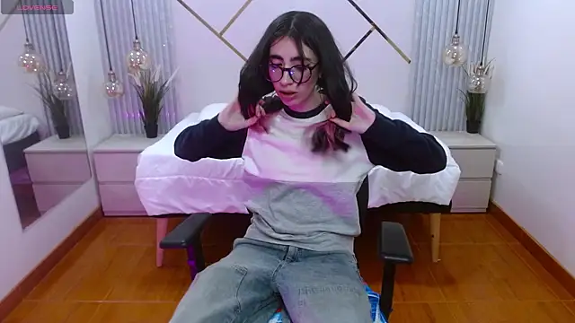 Snapshot of LenaRoses chatting on October 2025 08:06:02 PM LenaRoses online show from October 2025 08:06:02 PM