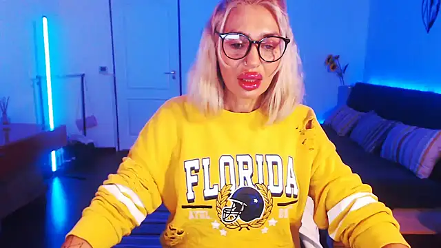 Snapshot of beauty_chl0e chatting on December 2024 07:53:02 PM beauty chl0e online show from December 2024 07:53:02 PM