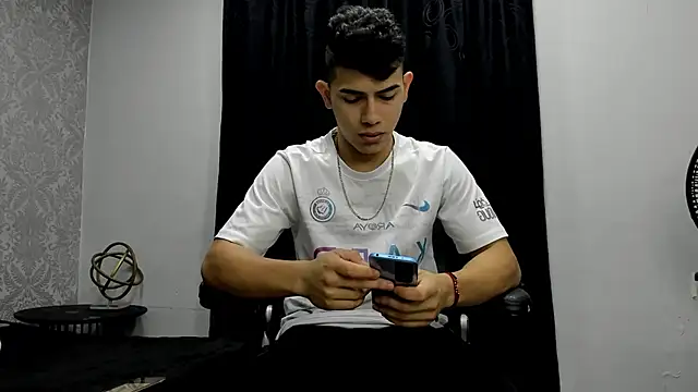 Snapshot of andrew_rose_ chatting on December 2024 01:47:01 PM andrew rose online show from December 2024 01:47:01 PM