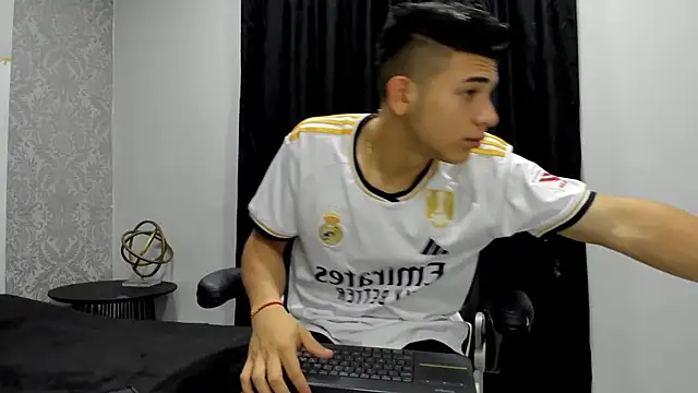 Snapshot of andrew_rose_ chatting on January 2025 02:30:01 PM andrew rose online show from January 2025 02:30:01 PM