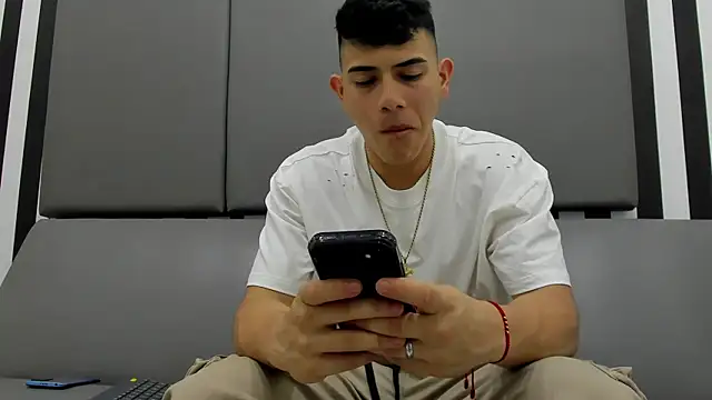 Snapshot of andrew_rose_ chatting on January 2025 03:07:02 AM andrew rose online show from January 2025 03:07:02 AM