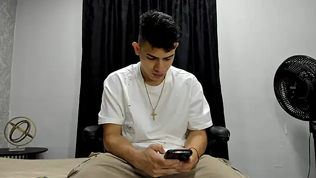 Snapshot of andrew_rose_ chatting on January 2025 02:21:02 PM andrew rose online show from January 2025 02:21:02 PM