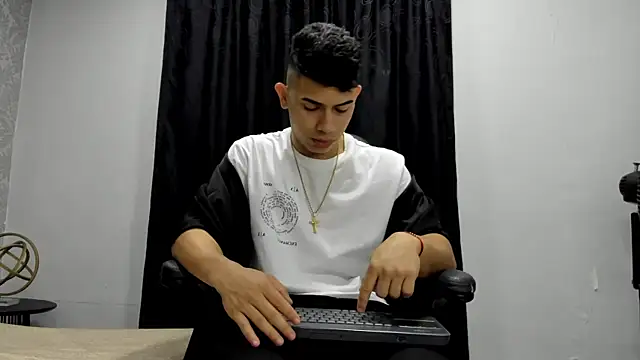 Snapshot of andrew_rose_ chatting on January 2025 02:24:02 PM andrew rose online show from January 2025 02:24:02 PM