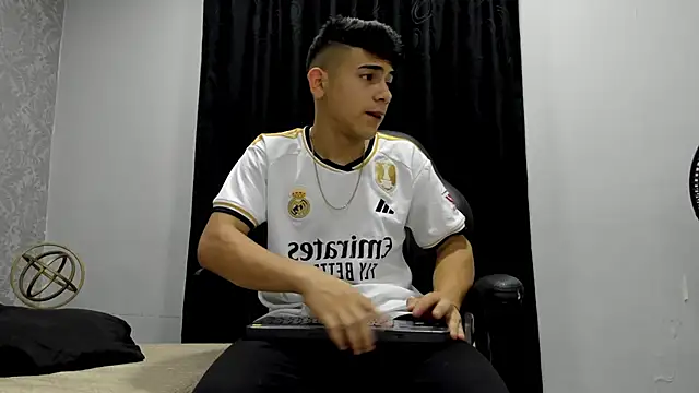 Snapshot of andrew_rose_ chatting on January 2025 08:25:02 PM andrew rose online show from January 2025 08:25:02 PM