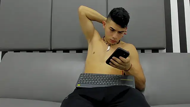 Snapshot of andrew_rose_ chatting on January 2025 07:58:02 PM andrew rose online show from January 2025 07:58:02 PM