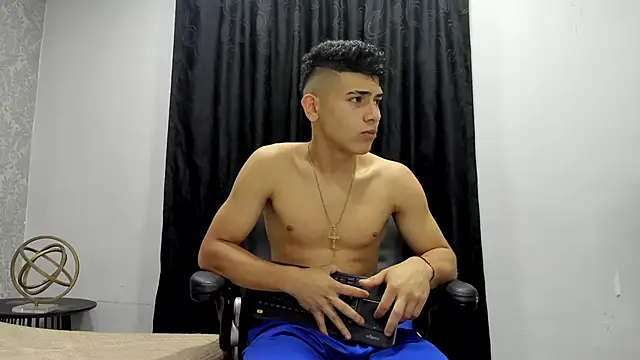 Snapshot of andrew_rose_ chatting on January 2025 02:46:01 PM andrew rose online show from January 2025 02:46:01 PM