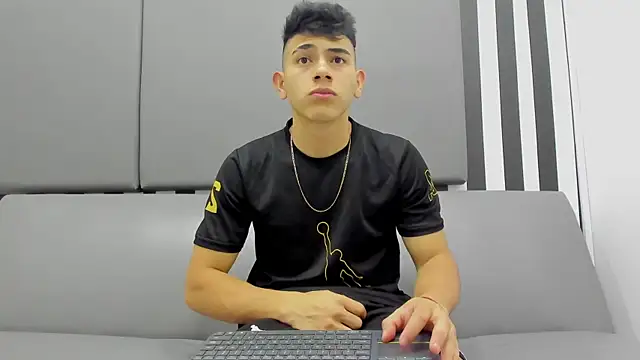 Snapshot of andrew_rose_ chatting on January 2025 03:11:01 AM andrew rose online show from January 2025 03:11:01 AM