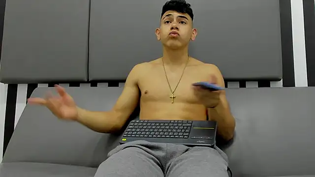 Snapshot of andrew_rose_ chatting on January 2025 03:33:02 AM andrew rose online show from January 2025 03:33:02 AM