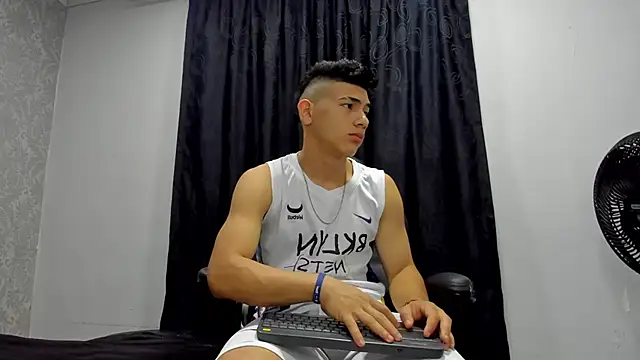 Snapshot of andrew_rose_ chatting on February 2025 02:21:02 PM andrew rose online show from February 2025 02:21:02 PM