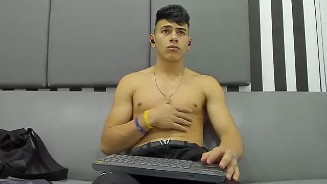 Snapshot of andrew_rose_ chatting on February 2025 09:15:02 PM andrew rose online show from February 2025 09:15:02 PM