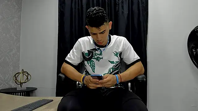 Snapshot of andrew_rose_ chatting on February 2025 03:53:02 PM andrew rose online show from February 2025 03:53:02 PM