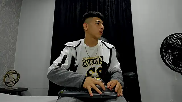 Snapshot of andrew_rose_ chatting on February 2025 03:39:02 AM andrew rose online show from February 2025 03:39:02 AM