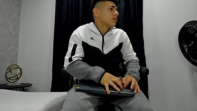 Snapshot of andrew_rose_ chatting on February 2025 02:42:01 PM andrew rose online show from February 2025 02:42:01 PM