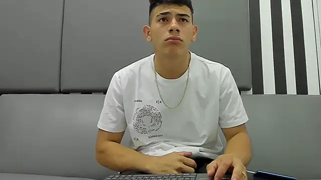 Snapshot of andrew_rose_ chatting on February 2025 03:09:02 AM andrew rose online show from February 2025 03:09:02 AM