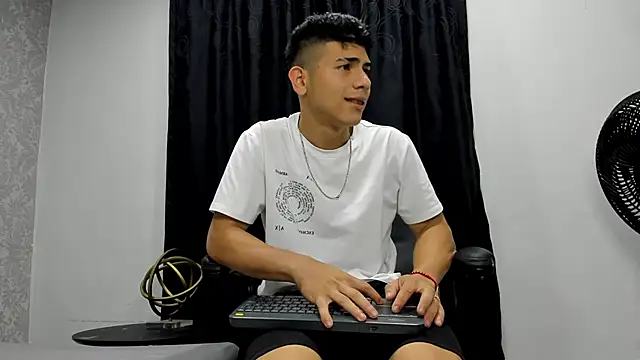 Snapshot of andrew_rose_ chatting on February 2025 02:44:02 PM andrew rose online show from February 2025 02:44:02 PM