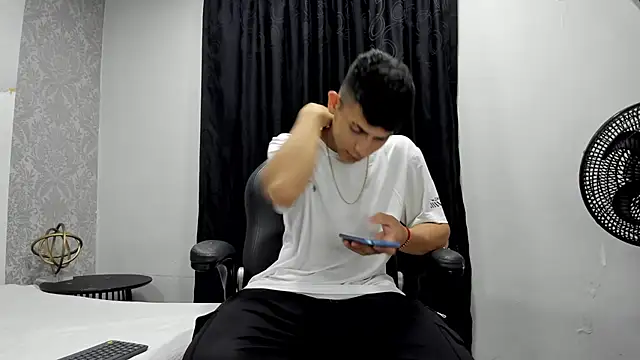 Snapshot of andrew_rose_ chatting on February 2025 03:36:01 AM andrew rose online show from February 2025 03:36:01 AM