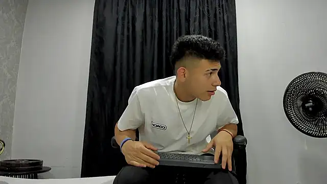 Snapshot of andrew_rose_ chatting on February 2025 04:40:02 AM andrew rose online show from February 2025 04:40:02 AM