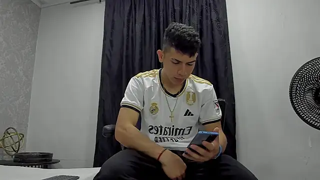 Snapshot of andrew_rose_ chatting on February 2025 03:19:01 PM andrew rose online show from February 2025 03:19:01 PM