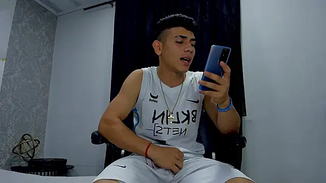 Snapshot of andrew_rose_ chatting on March 2025 03:18:02 AM andrew rose online show from March 2025 03:18:02 AM