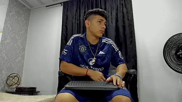 Snapshot of andrew_rose_ chatting on March 2025 03:13:02 PM andrew rose online show from March 2025 03:13:02 PM