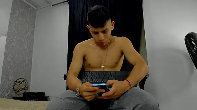 Snapshot of andrew_rose_ chatting on March 2025 03:29:02 AM andrew rose online show from March 2025 03:29:02 AM