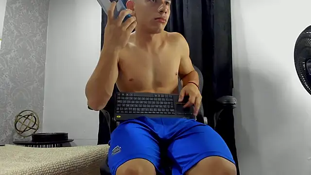 Snapshot of andrew_rose_ chatting on March 2025 09:40:02 AM andrew rose online show from March 2025 09:40:02 AM