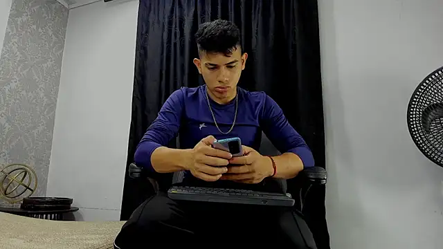 Snapshot of andrew_rose_ chatting on March 2025 01:08:01 PM andrew rose online show from March 2025 01:08:01 PM