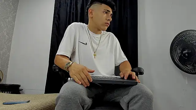 Snapshot of andrew_rose_ chatting on March 2025 03:37:01 AM andrew rose online show from March 2025 03:37:01 AM