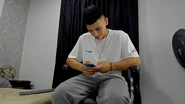 Snapshot of andrew_rose_ chatting on March 2025 03:47:02 PM andrew rose online show from March 2025 03:47:02 PM