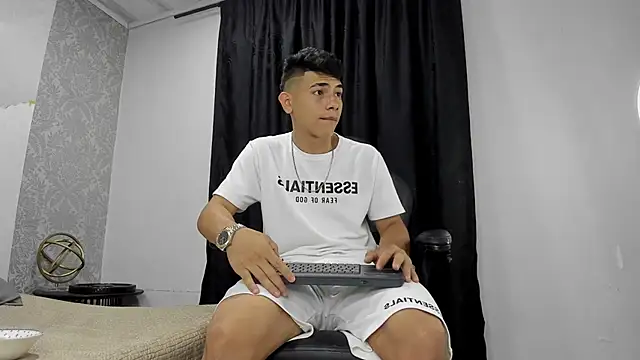 Snapshot of andrew_rose_ chatting on March 2025 04:04:01 PM andrew rose online show from March 2025 04:04:01 PM