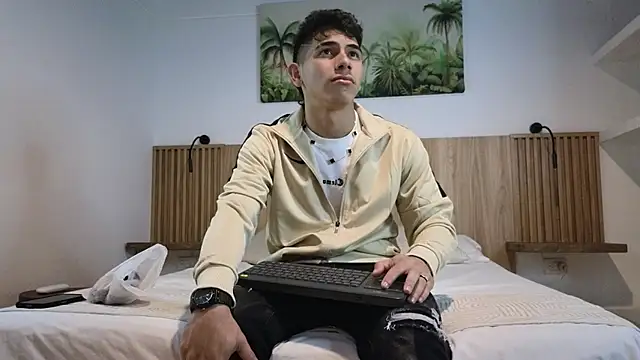 Snapshot of andrew_rose_ chatting on October 2025 11:23:01 PM andrew rose online show from October 2025 11:23:01 PM