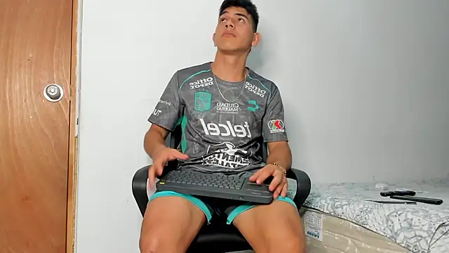 Snapshot of andrew_rose_ chatting on November 2025 02:31:02 AM andrew rose online show from November 2025 02:31:02 AM