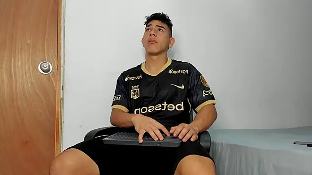 Snapshot of andrew_rose_ chatting on November 2025 04:18:02 PM andrew rose online show from November 2025 04:18:02 PM