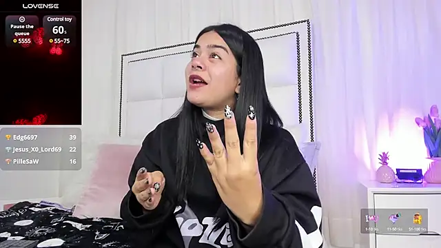 Snapshot of atena_hill chatting on January 2025 01:53:01 AM atena hill online show from January 2025 01:53:01 AM