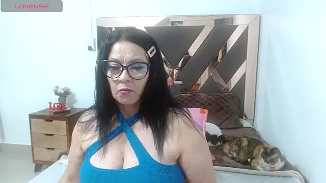 Snapshot of lindaesmeralda chatting on April 2026 10:26:01 AM lindaesmeralda online show from April 2026 10:26:01 AM