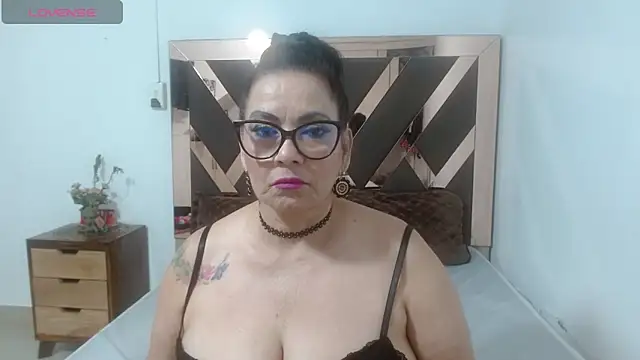 Snapshot of lindaesmeralda chatting on April 2026 10:08:01 AM lindaesmeralda online show from April 2026 10:08:01 AM