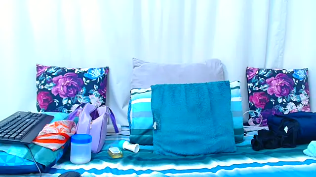 Snapshot of HotSmallTits chatting on November 2025 03:45:01 PM HotSmallTits online show from November 2025 03:45:01 PM