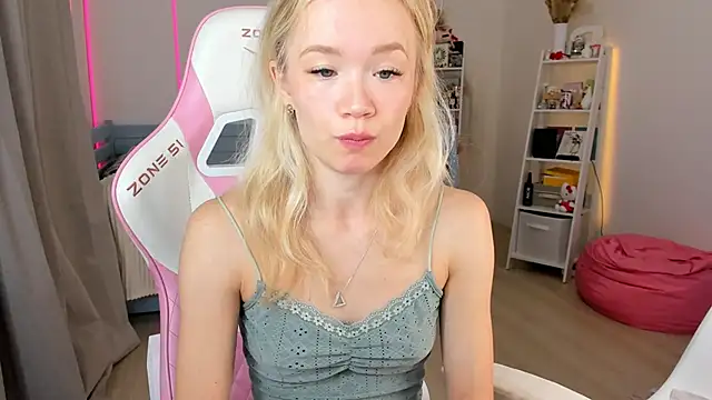 Lily Young online show from October 2025 05:18:01 AM