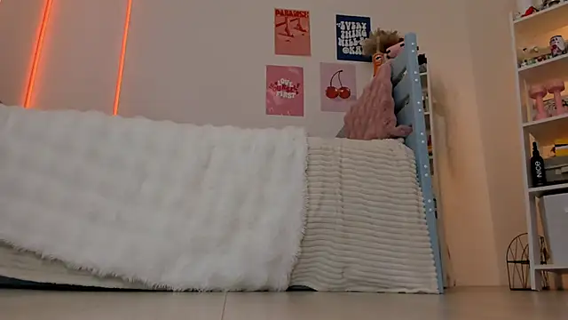 Lily Young online show from October 2025 05:08:01 AM