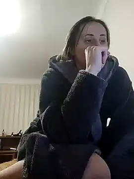 Snapshot of emeli_moon chatting on January 2025 08:15:02 PM emeli moon online show from January 2025 08:15:02 PM