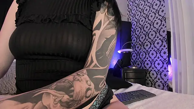 Adeelinee online show from November 2025 07:59:02 PM