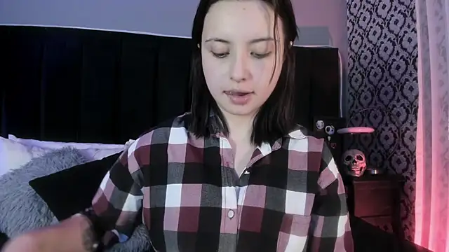 Adeelinee online show from March 2026 08:19:02 PM