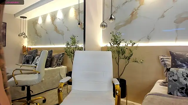 LeaThompson online show from December 2024 12:22:01 AM