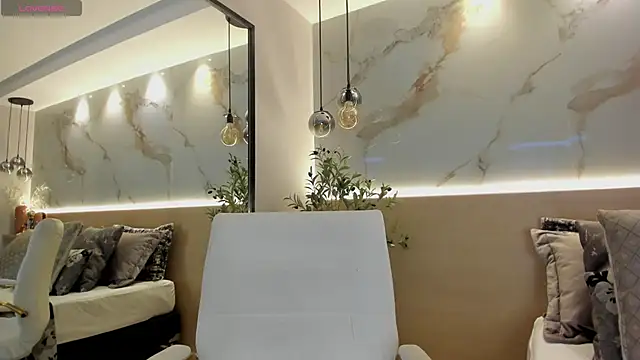 LeaThompson online show from February 2025 04:49:01 AM