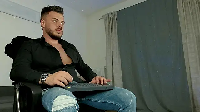 Snapshot of juliusmasters chatting on March 2025 08:11:01 PM juliusmasters online show from March 2025 08:11:01 PM